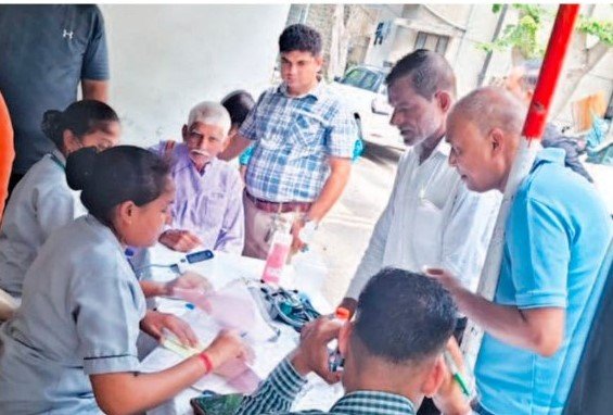 फेलिक्स हॉस्पिटल द्वारा उद्योग विहार सेक्टर-82 में निःशुल्क मेडिकल कैंप का आयोजन