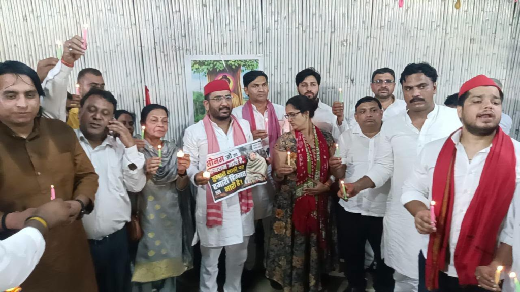 कैंडल मार्च रोकने पर सपा का विरोध, नेताओं को हिरासत में लेने के बाद पार्टी कार्यालय में जलीं लोकतंत्र की कैंडल