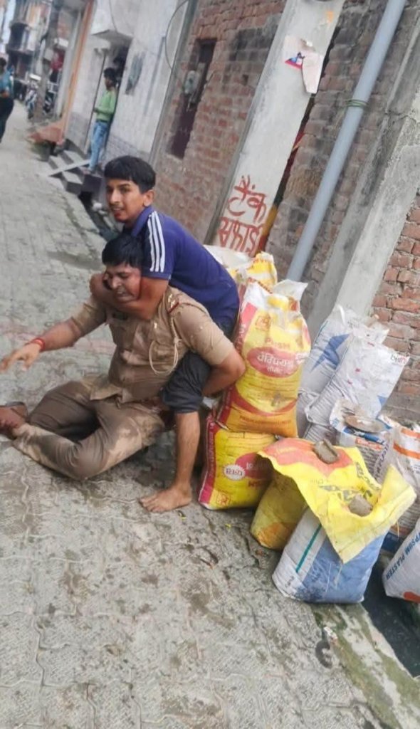 लखनऊ में खौफनाक तस्वीर दरोगा की इस तस्वीर को देखकर आप स्वयं अनुमान लगा सकते हैं सिर्फ सांसे ही नहीं निकली ?