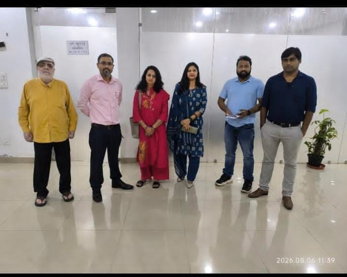 गौर सिटी स्टेडियम की समस्याओं को लेकर प्राधिकरण कार्यालय पहुंचे निवासी, ज्ञापन सौंपा