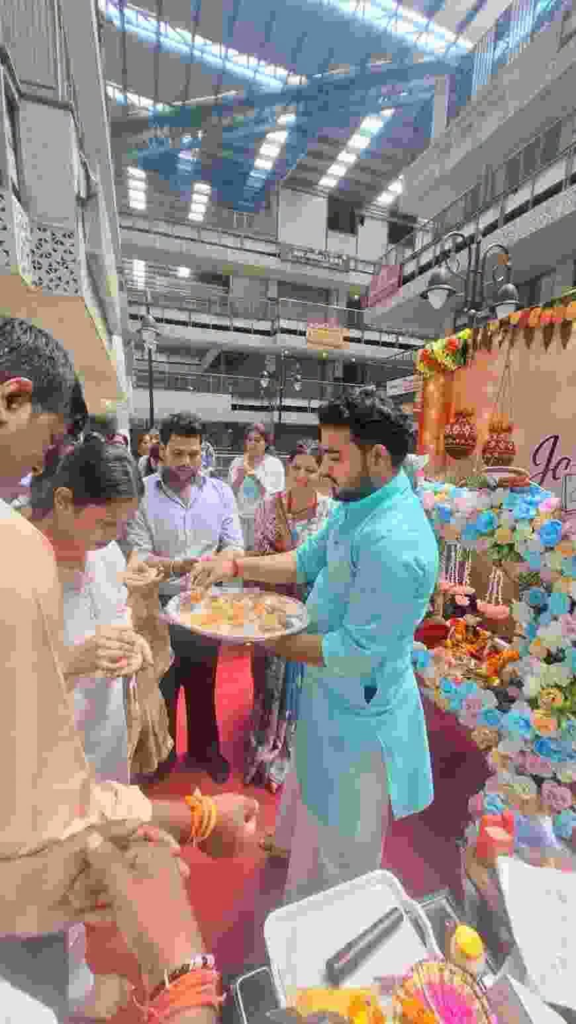 गौर सिटी सेंटर में भगवान श्रीकृष्ण का छठी महोत्सव बड़े ही हर्षोल्लास और धूमधाम के साथ मनाया गया