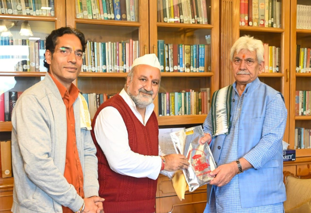 सेव शारदा कमिटी कश्मीर के चेयरमैन ने LG से मुलाकात की LOC टीटवाल, कश्मीर में शारदा मंदिर से जुड़े कई मुद्दों पर चर्चा की।