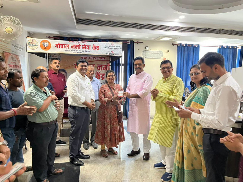 नोएडा में गोपाल नमो सेवा केंद्र पर समाज कल्याण मंत्री असीम अरुण और BJP के राष्ट्रीय प्रवक्ता ने वितरित किए आयुष्मान और ई-श्रम कार्ड ।